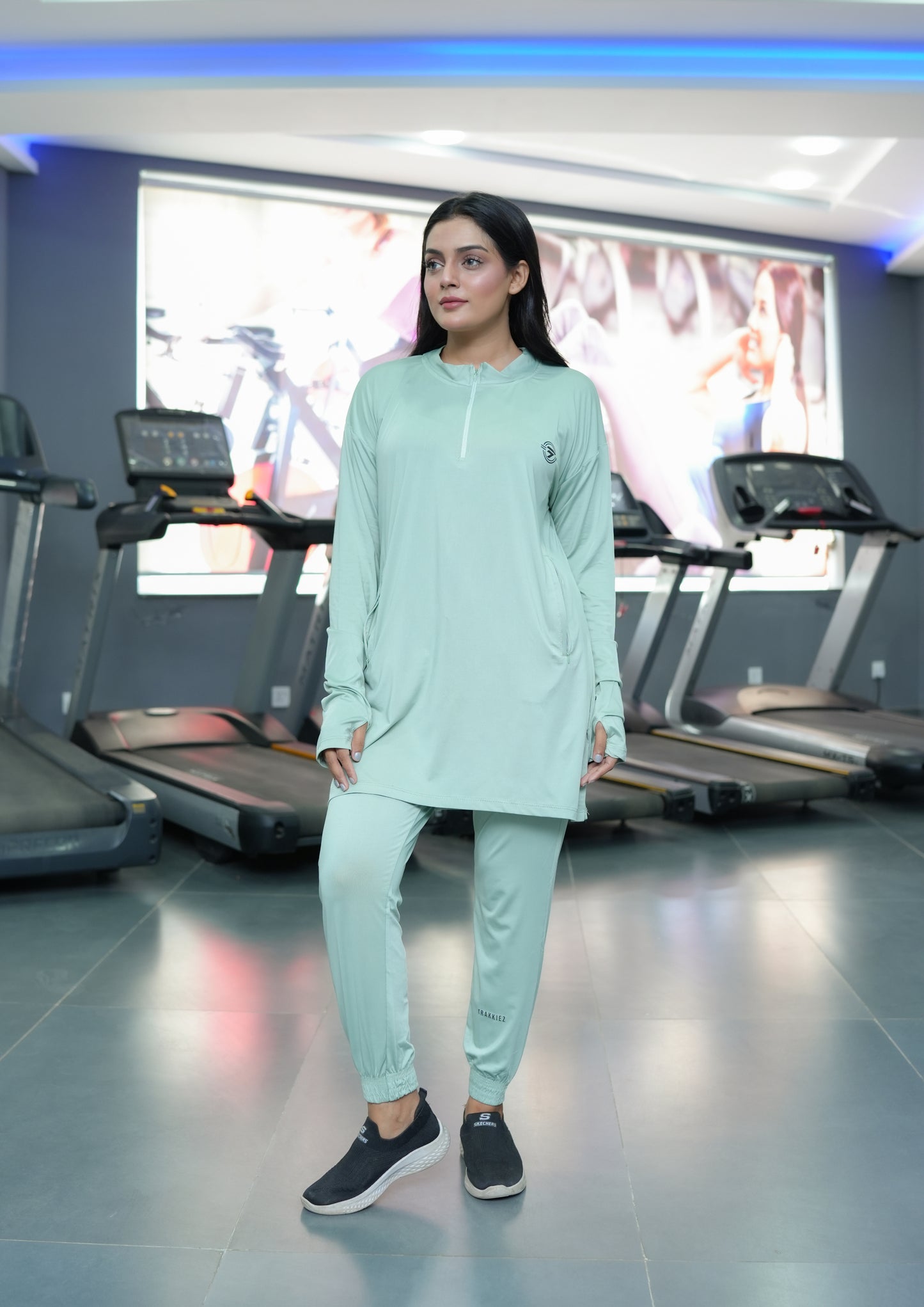 Modest pista straight top with pista trouser